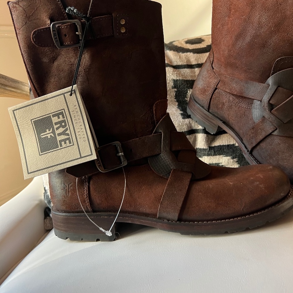 FRYE DECORATIVE CROSS FRONT ENGINEER - BROWN LEATHER